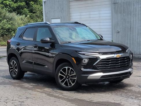 Used 2025 Chevrolet TrailBlazer LT w/ LT Cold Weather Package AWD/4WD image 12