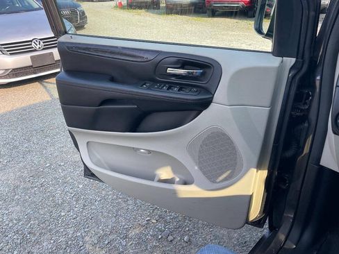 Used 2019 Dodge Grand Caravan SE FWD image 23