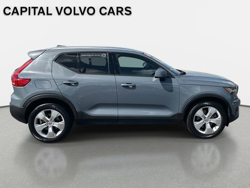 Used 2021 Volvo XC40 T5 Momentum image 4