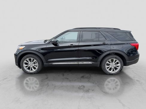 Certified 2024 Ford Explorer XLT w/ Equipment Group 202A AWD/4WD image 3