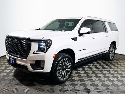 Used 2024 GMC Yukon XL Denali Ultimate AWD/4WD image 3