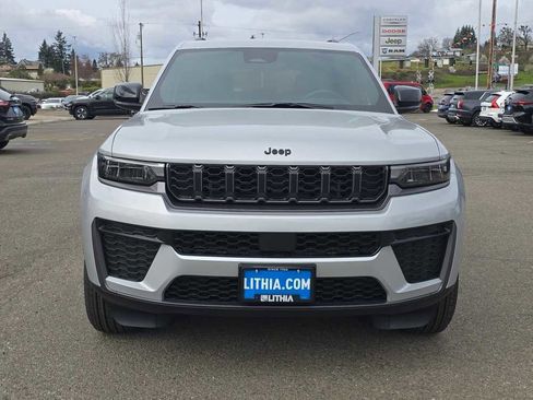 New 2026 Jeep Grand Cherokee Altitude image 8