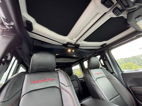 Used 2025 Jeep Wrangler Unlimited Rubicon AWD/4WD image 27