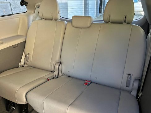Used 2019 Toyota Sienna XLE w/ XLE Navigation Package FWD image 12