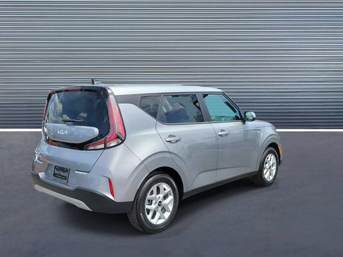 Used 2025 Kia Soul LX w/ LX Technology Package FWD image 3