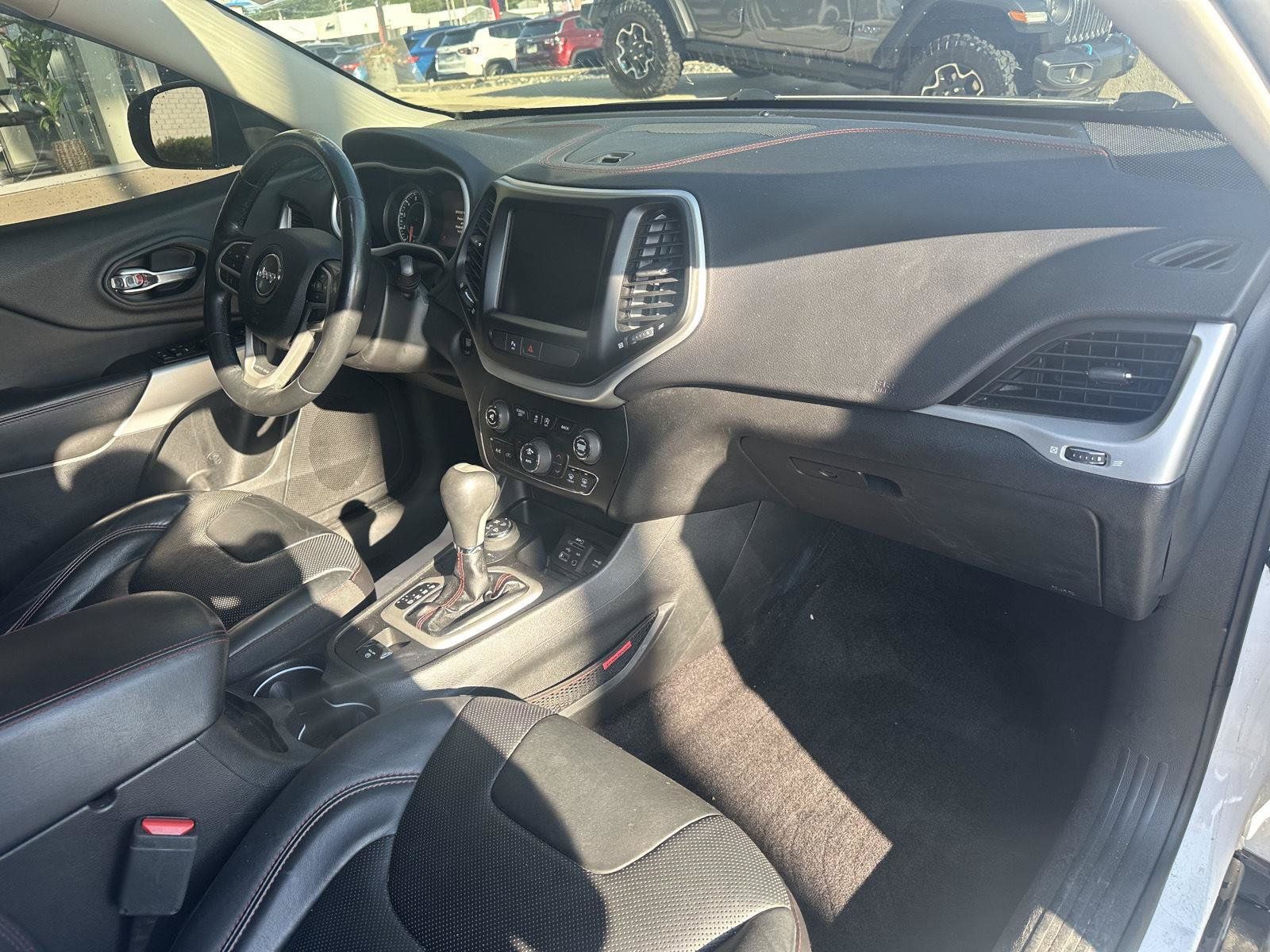 Used 2017 Jeep Cherokee Trailhawk AWD/4WD image 22