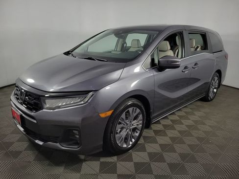 Used 2025 Honda Odyssey Touring image 3