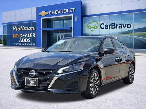 Used 2024 Nissan Altima 2.5 SV FWD image 2