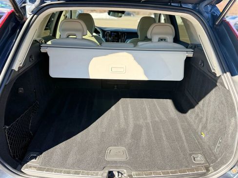 Used 2019 Volvo XC60 T5 Momentum w/ Premium Package image 17