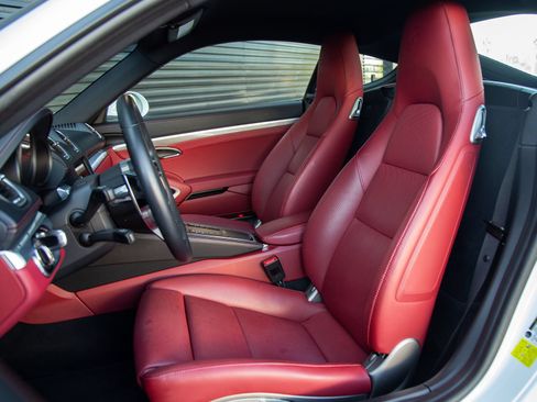 Certified 2024 Porsche 718 Cayman RWD image 5