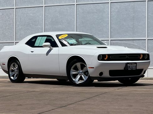 Used 2018 Dodge Challenger SXT RWD image 2