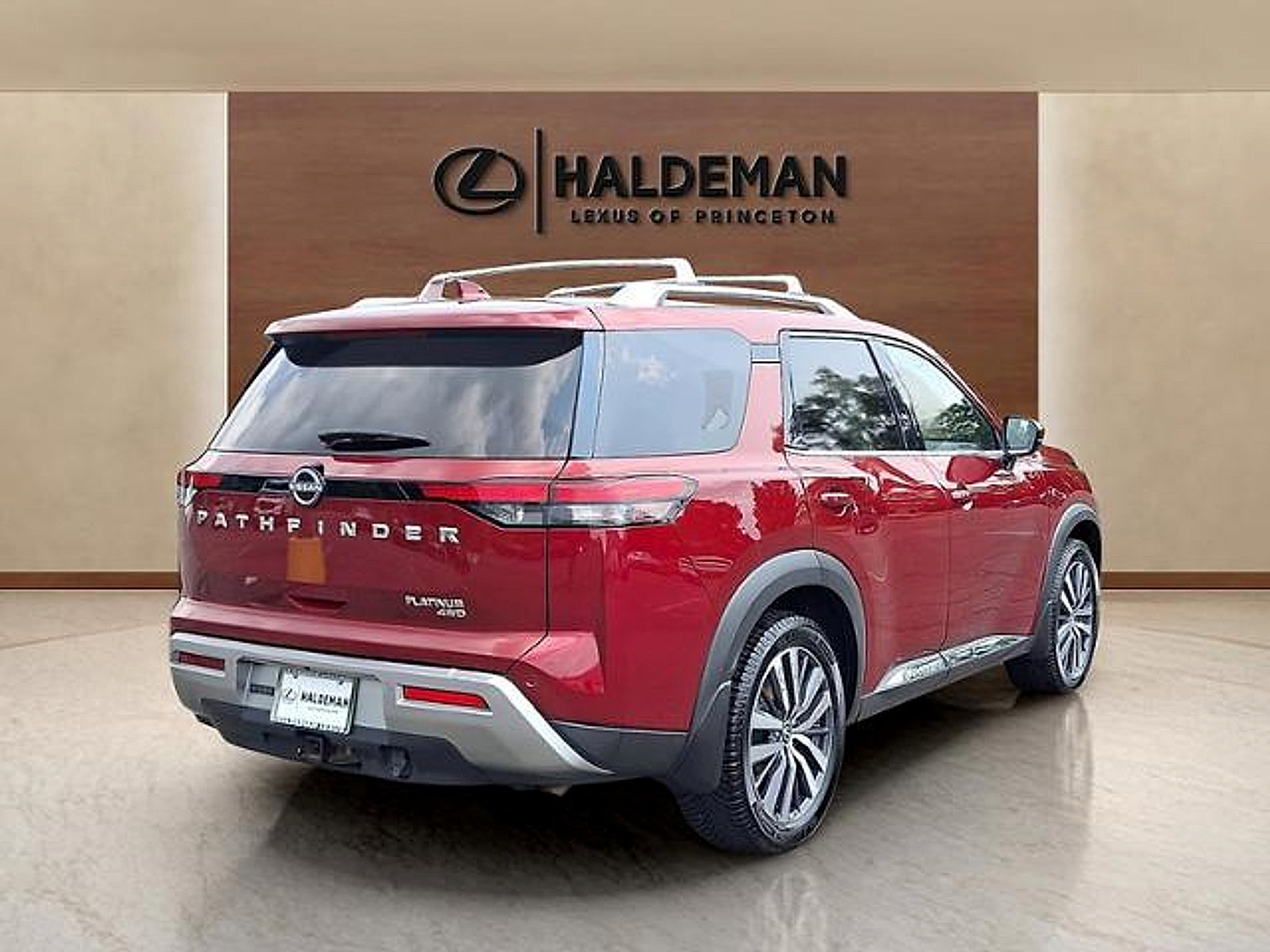 Used 2022 Nissan Pathfinder Platinum w/ Cargo Package AWD/4WD image 6
