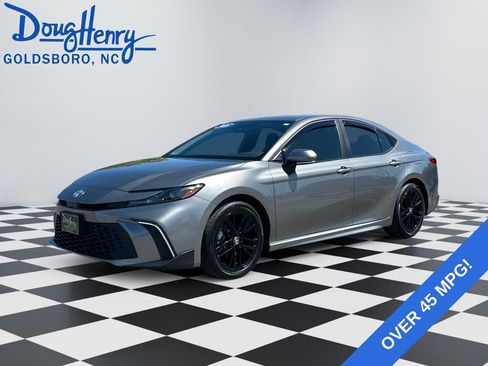 Used 2025 Toyota Camry SE w/ Convenience Package image 1