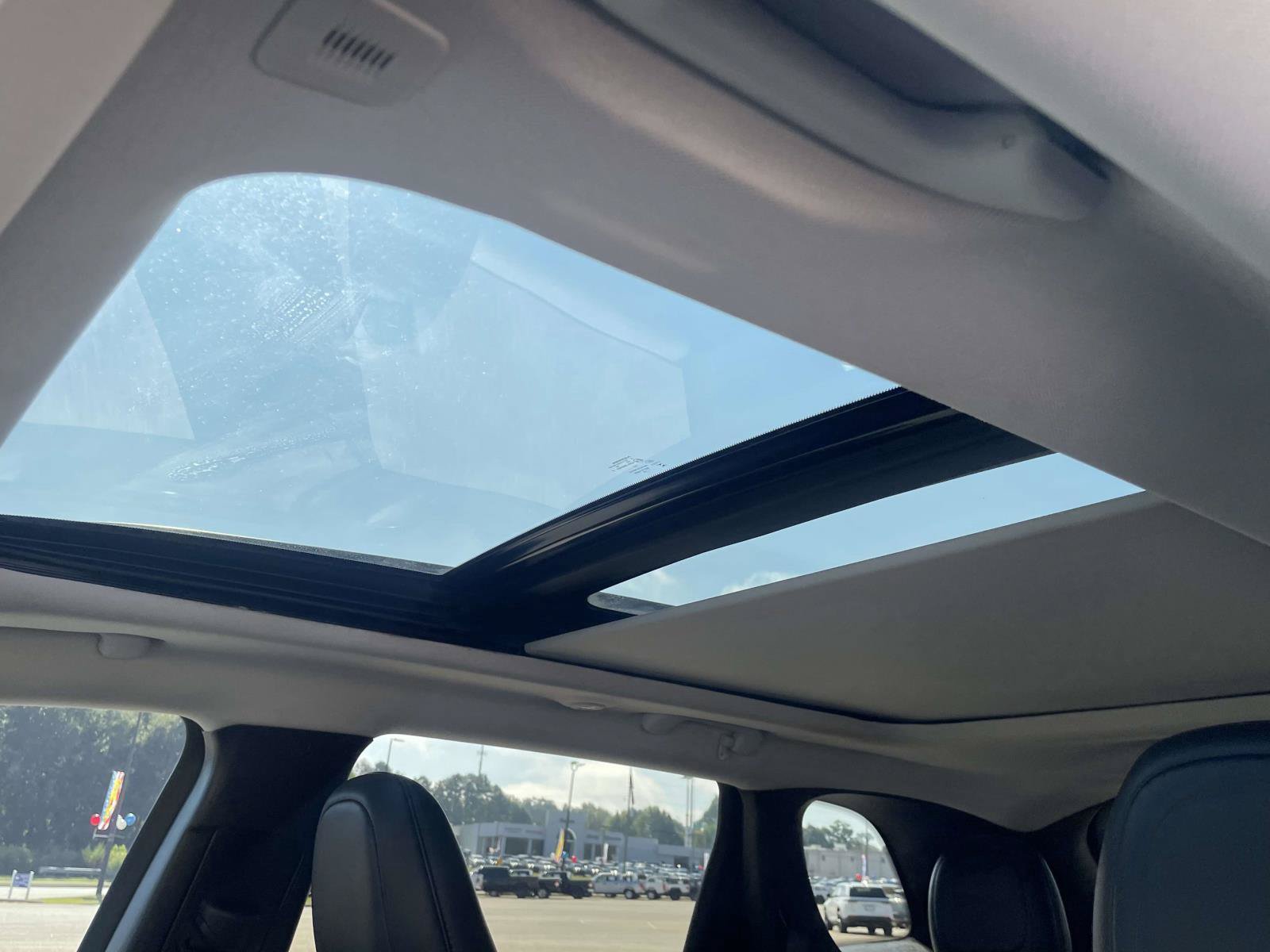 Used 2019 Jeep Cherokee Trailhawk AWD/4WD image 14