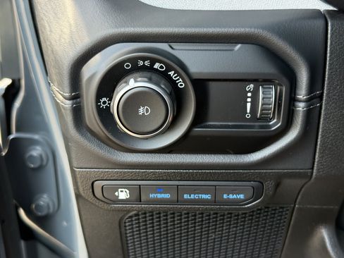 Used 2025 Jeep Wrangler Unlimited Sahara AWD/4WD image 35