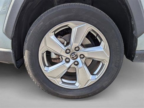 Used 2021 Toyota RAV4 XLE Premium image 9