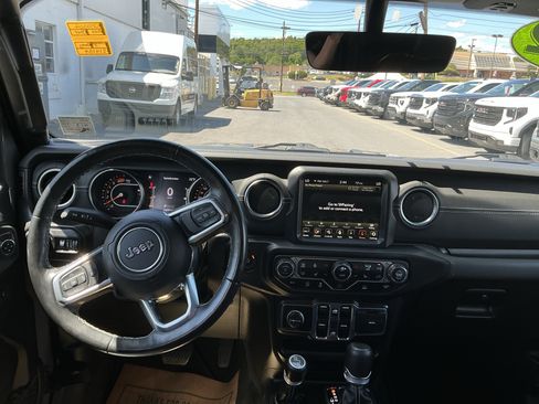 Used 2022 Jeep Wrangler Unlimited Sahara w/ LED Lighting Group AWD/4WD image 11