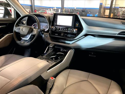 Used 2023 Toyota Highlander XLE image 14
