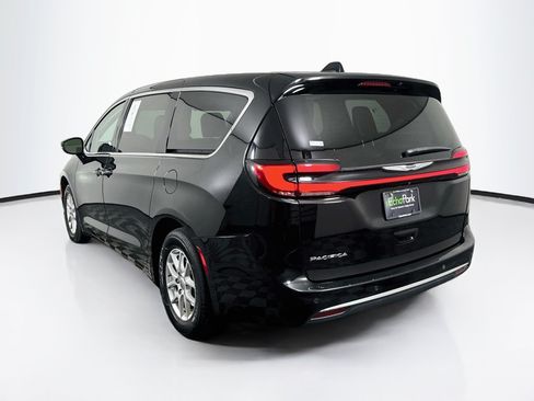 Used 2024 Chrysler Pacifica Touring-L FWD image 5