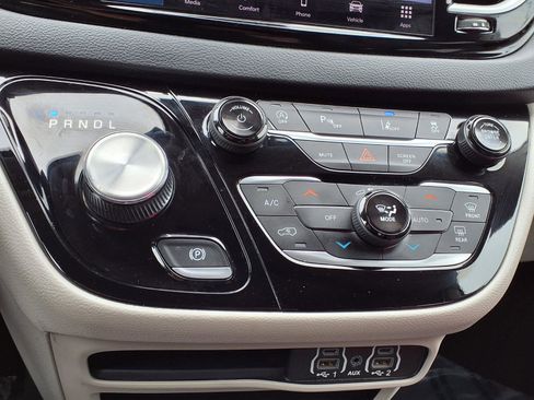 Used 2023 Chrysler Pacifica Touring-L FWD image 8