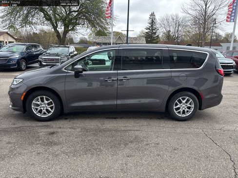 Used 2023 Chrysler Pacifica Touring-L FWD image 8