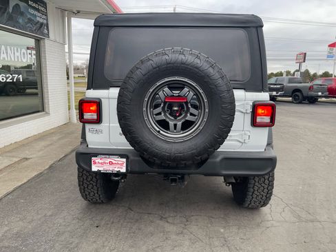 Used 2018 Jeep Wrangler Unlimited Sport S image 4