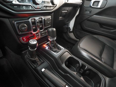 Used 2022 Jeep Wrangler Unlimited Rubicon w/ Xtreme Recon 35" Tire Package image 21