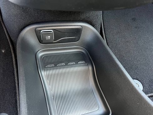 New 2027 Chrysler Pacifica Select FWD image 33