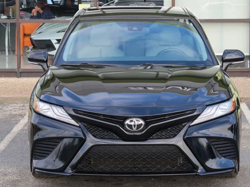 Used 2019 Toyota Camry XSE image 4