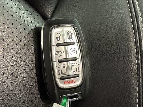Used 2023 Chrysler Pacifica Touring-L FWD image 38