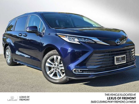 Used 2023 Toyota Sienna Limited image 1