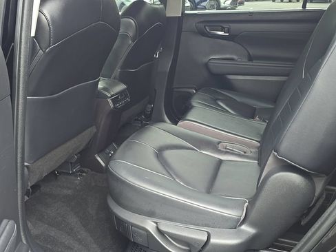 Used 2023 Toyota Highlander XLE AWD/4WD image 18