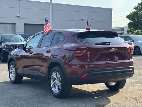 Used 2025 Chevrolet Trax LS w/ LS Convenience Package FWD image 4
