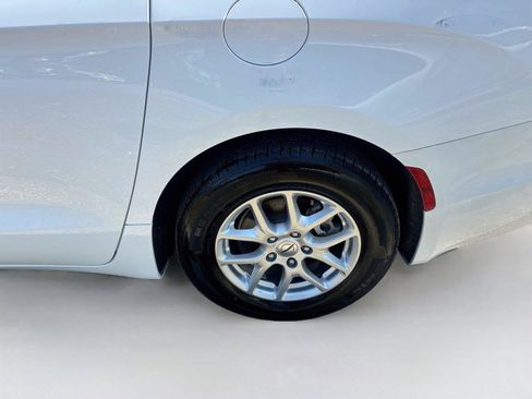 Used 2023 Chrysler Pacifica Touring-L FWD image 18