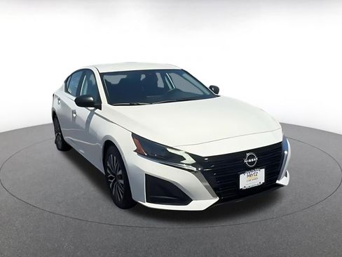 Used 2025 Nissan Altima 2.5 SV FWD image 3