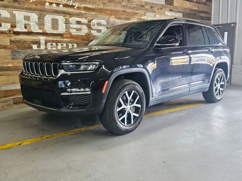 Used 2023 Jeep Grand Cherokee Limited image 2