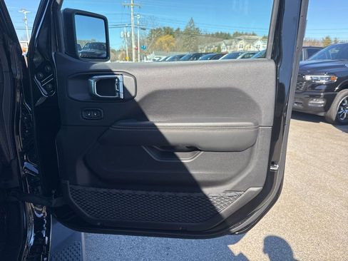 Certified 2025 Jeep Gladiator Sport image 29