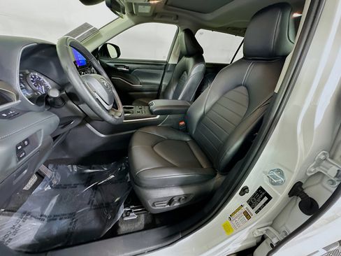 Certified 2025 Toyota Highlander XLE AWD/4WD image 12