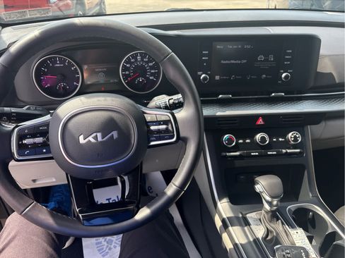 Used 2024 Kia Carnival LX FWD image 13