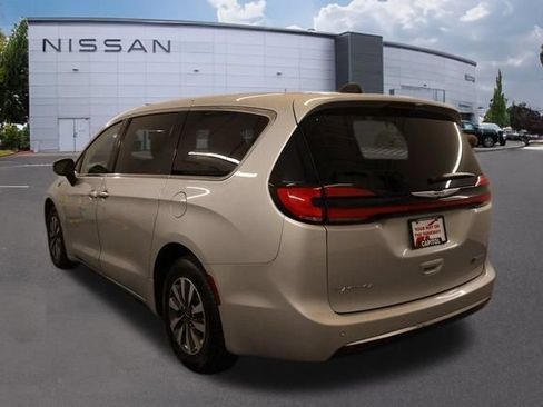 Used 2023 Chrysler Pacifica Touring-L FWD image 5