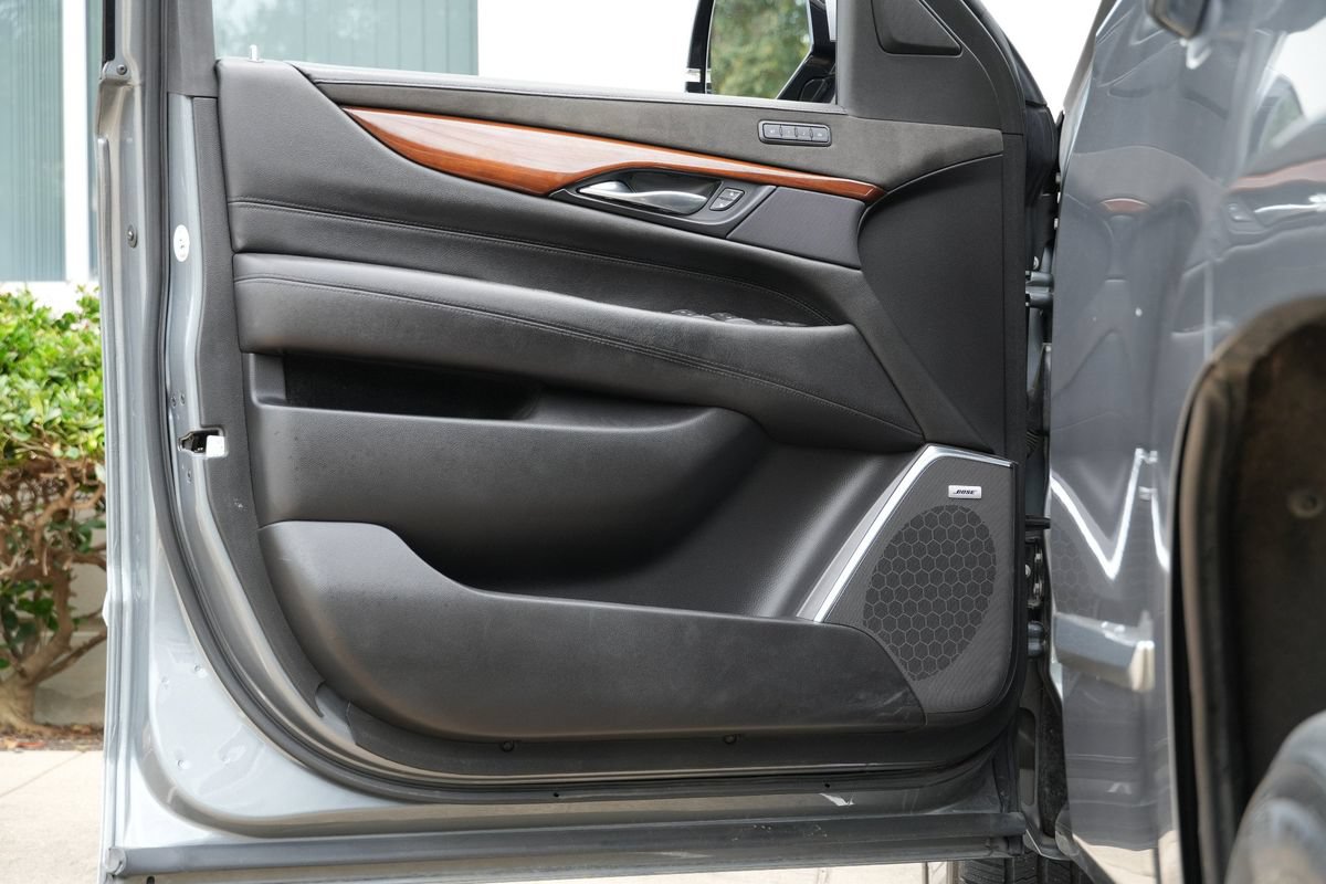 Used 2019 Cadillac Escalade Premium Luxury AWD/4WD image 38