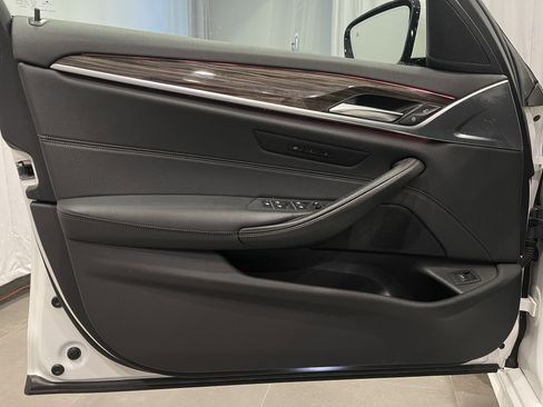 Used 2019 BMW 530i xDrive w/ M Sport Package image 8