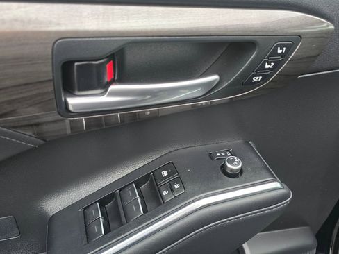 Used 2023 Toyota Highlander Limited AWD/4WD image 19