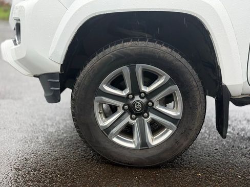 Used 2017 Toyota Tacoma Limited image 9