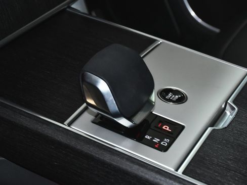 Used 2025 Land Rover Range Rover SE image 52