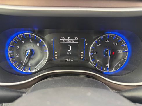 Used 2018 Chrysler Pacifica Touring-L image 16