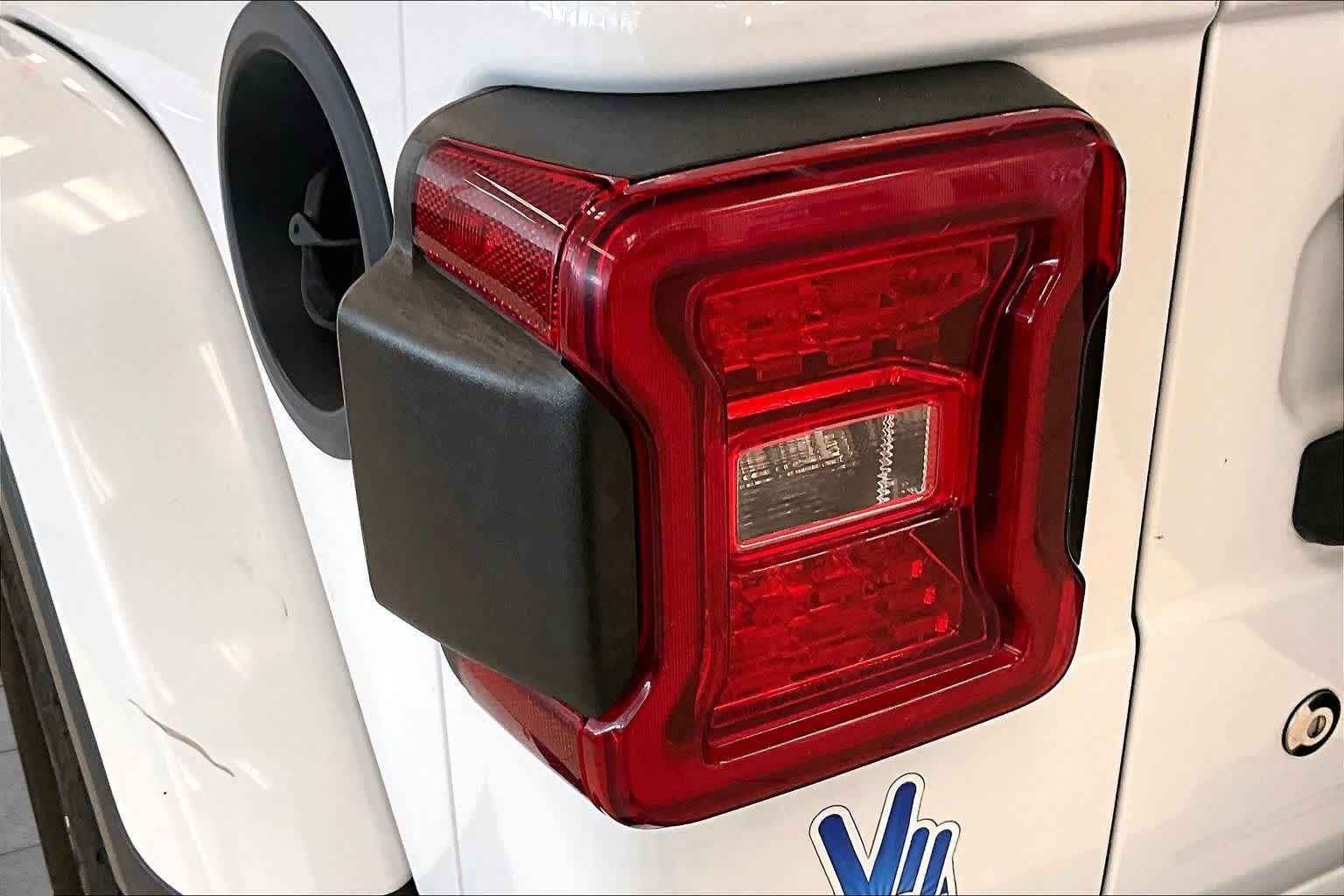 Used 2018 Jeep Wrangler Unlimited Sahara w/ LED Lighting Group AWD/4WD image 26