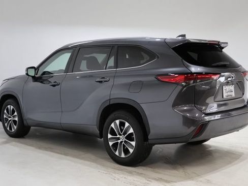 Used 2023 Toyota Highlander XLE FWD image 5