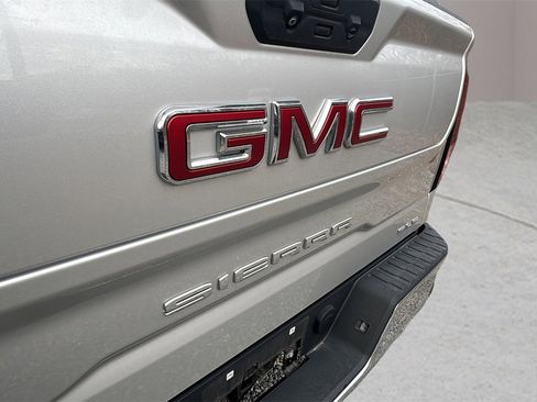 Used 2022 GMC Sierra 1500 SLE image 9