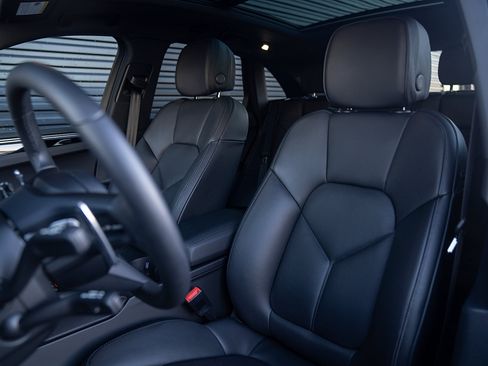 Certified 2025 Porsche Macan AWD/4WD image 5